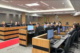 Foto de um plenário de tribunal com juízes e juízas sentadas realizando uma reunião
