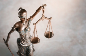 Foto da balança da justiça na cor bronze