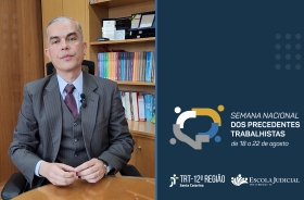 Imagem de um homem de terno sentado atrás de uma mesa de trabalho. Ao lado da foto está a logo do evento