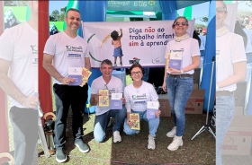 Quatro pessoas com camisetas brancas alusivas a Semana de Inclusão