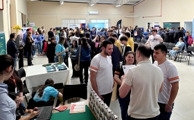 Jovens em um ambiente fechado participando de um feirão por inclusão no mercado de trabalho