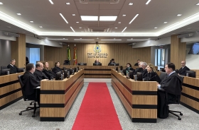 Foto de uma sessão de Tribunal Pleno no TRT-SC, onde desembargadoras e desembargadores estão sentados em reunião