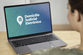 Foto da tela de um notebook com o texto: Domicílio Judicial Eletrônico