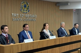 Foto de autoridades compondo uma mesa de honra