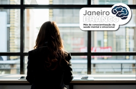 Mulher sentada de costas, olhando pela janela. Texto: “Janeiro Branco, saúde mental e emocional”.