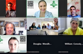 Print de tela de uma reunião virtual com nove participantes