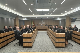 Sala de sessões do TRT-SC com magistrados togados reunidos em julgamento colegiado