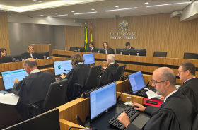 Foto de uma sessão do tribunal pleno do TRT-SC com desembargadores e desembargadoras sentados em frente a computadores