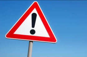 Foto de uma placa com um sinal de exclamação