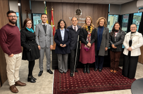 Três homens e seis mulheres estão em pé posando para a foto