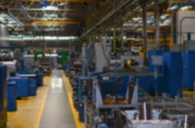 Fotografia ilustrativa de um ambiente de fábrica industrial desfocado