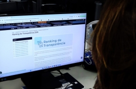 Fotografia de pessoa de frente a uma tela de computador aberta na página do Ranking de Transparência