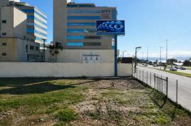 Terreno baldio localizado em uma avenida beira-mar