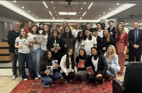 grupo de pessoas posa para a foto no pleno