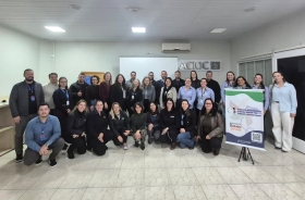 Grupo de 30 pessoas reunidas posam para foto na sede da ACIOC