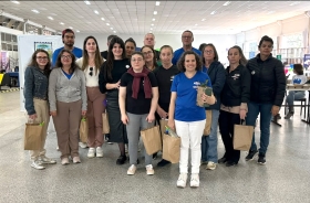 Grupo de pessoas posando para foto