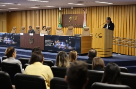 Seminário no TST, com palestrante em um púlpito e participantes sentados no auditório.