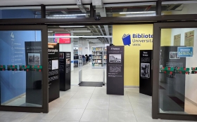 Cinco painéis decoram a entrada de uma biblioteca
