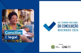 Mulher sorridente, de meia idade, recebe um documento no portão de casa. Banner de divulgação da 21ª Semana Nacional da Conciliação