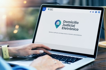 Notebook com logo do Domicílio Judicial Eletrônico