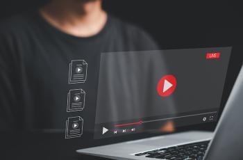Homem branco olha para tela do computador com projeções de tocadores de vídeo em primeiro plano
