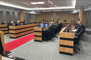 Fotografia da sessão judiciária na qual houve a admissibilidade. Na imagem é possível ver homens e mulheres vestindo toga e sentados de frente para seus computadores.