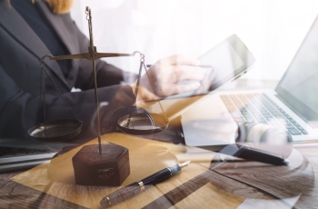 Imagem que mescla vários elementos que remetem à Justiça e tecnologia