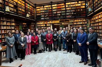 Grupo de pessoas posando para fotro em uma biblioteca