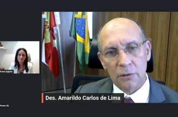 Tela de uma conversa em vídeo, com um homem de óculos e uma mulher de cabelos escuros