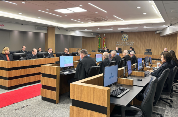 Foto de um plenário de tribunal com juízes e juízas sentadas realizando uma reunião
