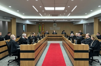 Sessão do Pleno do TRT-SC, com desembargadores togados reunidos em plenário, em torno de mesas em formato de U