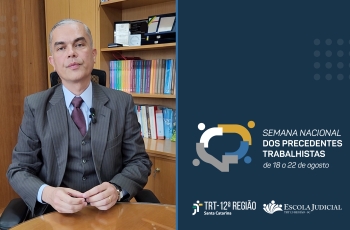 Imagem de um homem de terno sentado atrás de uma mesa de trabalho. Ao lado da foto está a logo do evento