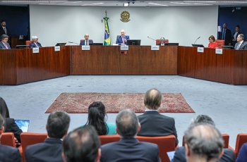 Ministros sentados em mesa do STF