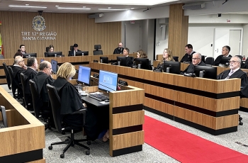 Desembargadores sentados em uma sessão do Pleno do TRT