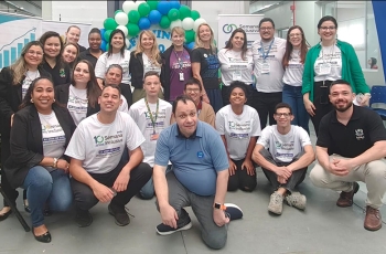 Grupo de pessoas posando para foto