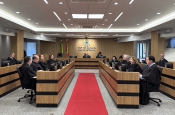 Foto de uma sessão de Tribunal Pleno no TRT-SC, onde desembargadoras e desembargadores estão sentados em reunião