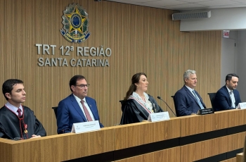 Foto de autoridades compondo uma mesa de honra