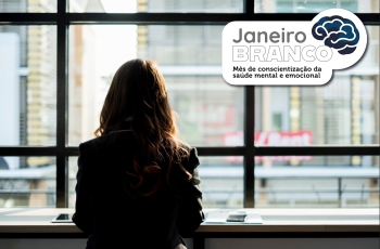 Mulher sentada de costas, olhando pela janela. Texto: “Janeiro Branco, saúde mental e emocional”.