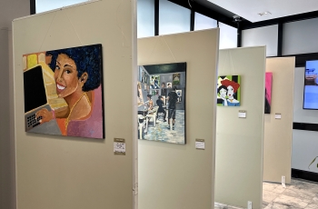 Foto mostra três telas de pintura fixadas em biombos de MDF branco