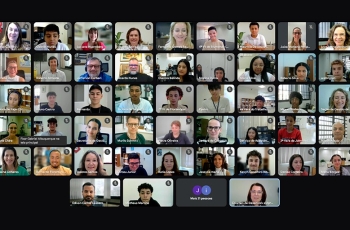 Print de tela mostrando mais de 50 rostos durante uma reunião on-line