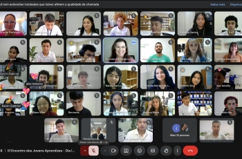 Print de tela mostra cerca de 50 miniaturas de rostos, a maioria de jovens