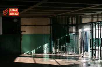 Foto de dentro de um presídio, vazio