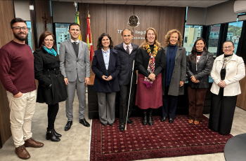 Três homens e seis mulheres estão em pé posando para a foto