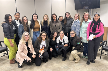 16 mulheres estão lado a lado posando para a foto