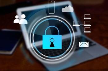 Arte com um cadeado sobre computador representando segurança da informação digital