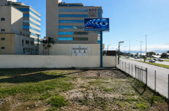 Terreno baldio localizado em uma avenida beira-mar