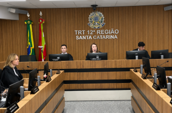 Magistrados sentados em um plenário