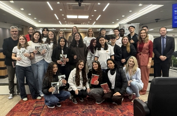 grupo de pessoas posa para a foto no pleno