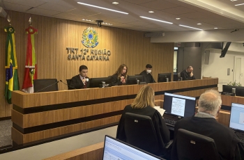 Foto de uma sessão do tribunal pleno