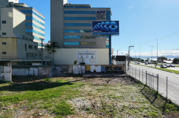 Terreno baldio localizado em uma avenida beira-mar